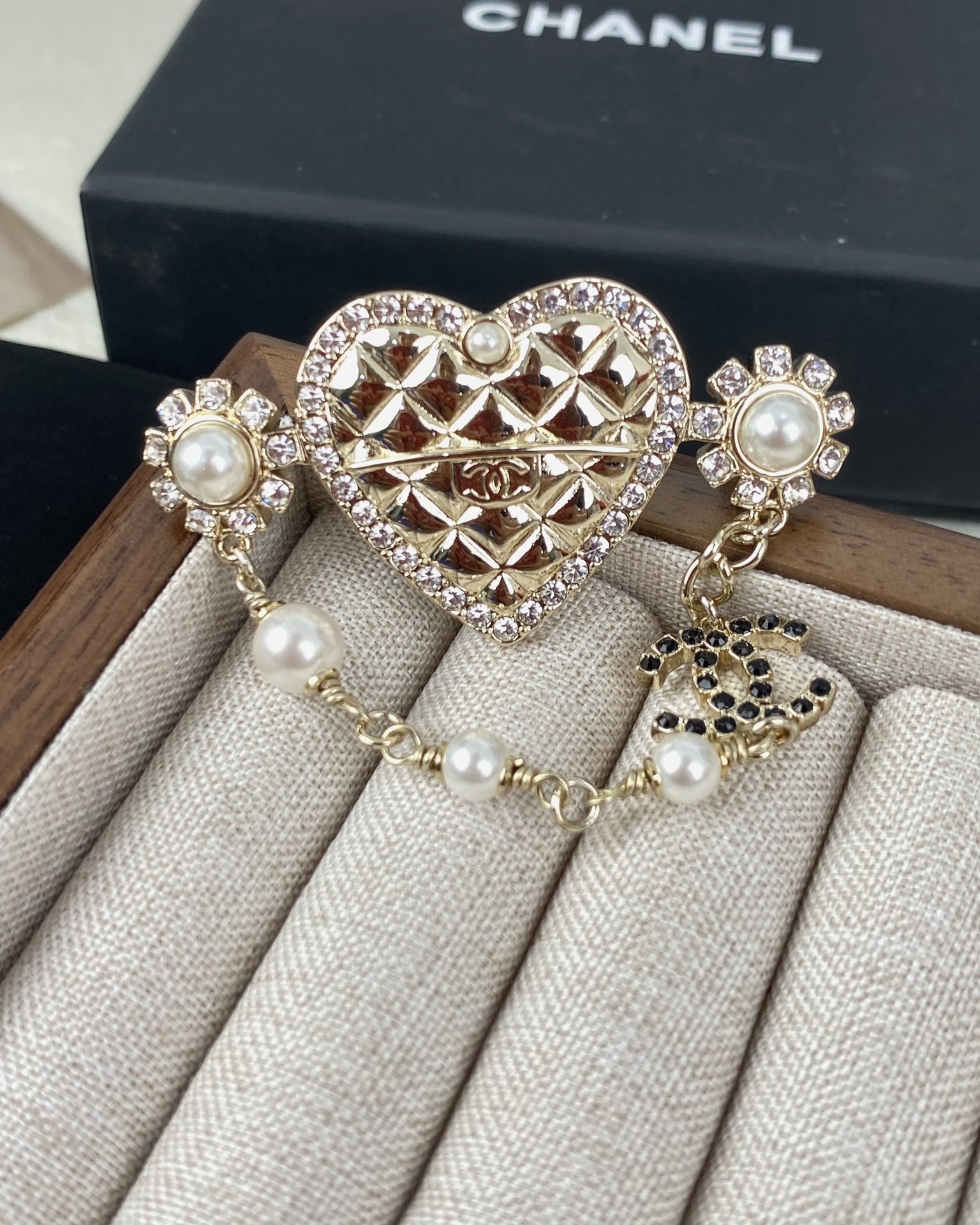 Chanel Heart with Chain Brooch Pin - Best Replica Jewelry™