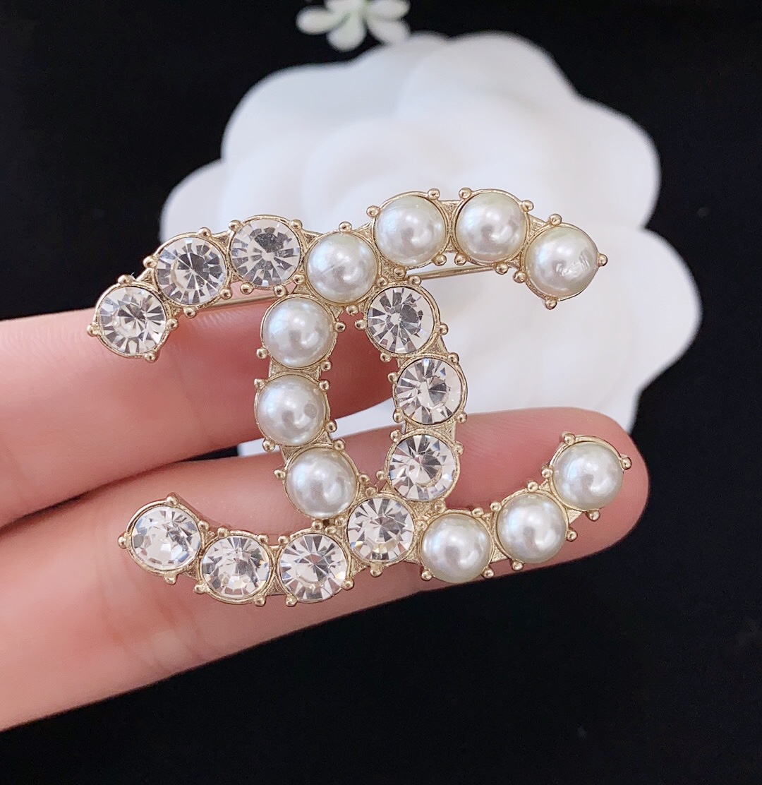 Chanel Round Diamond Pearl Brooch - Best Replica Jewelry™