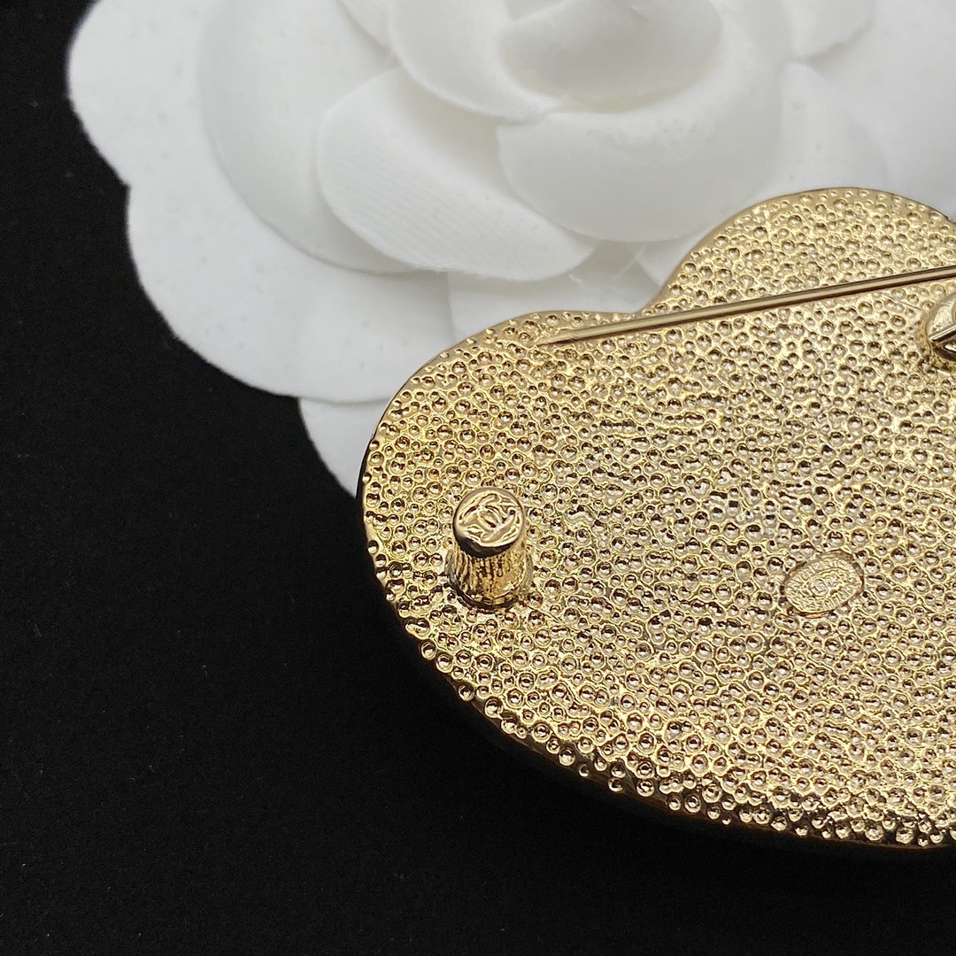 Chanel White Heart Brooch - Best Replica Jewelry™