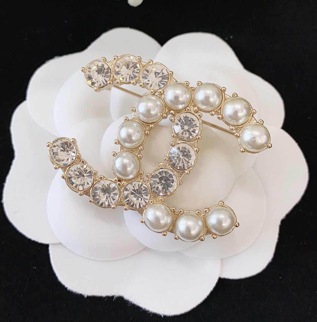 Chanel Round Diamond Pearl Brooch - Best Replica Jewelry™