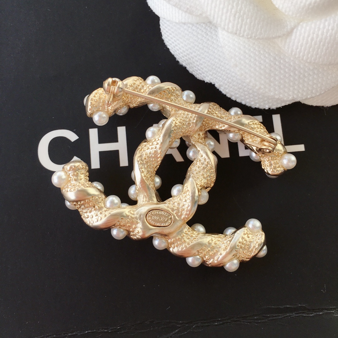 Chanel Pearl Wrap Gold Twist CC Brooch - Best Replica Jewelry™