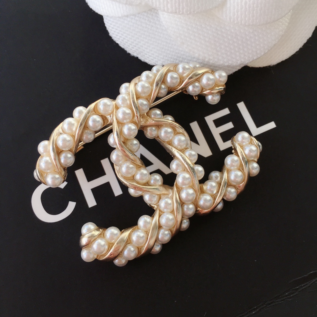 Chanel Pearl Wrap Gold Twist CC Brooch - Best Replica Jewelry™