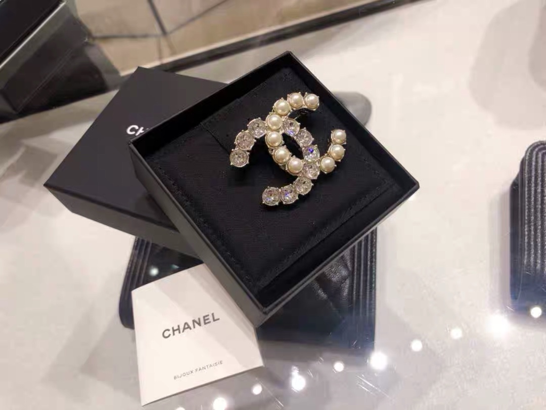 Chanel Round Diamond Pearl Brooch - Best Replica Jewelry™