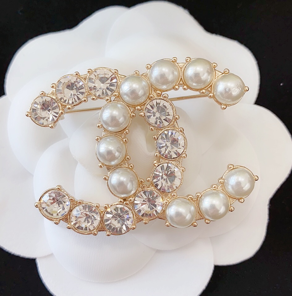 Chanel Round Diamond Pearl Brooch - Best Replica Jewelry™