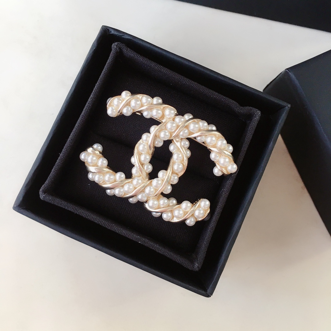 Chanel Pearl Wrap Gold Twist CC Brooch - Best Replica Jewelry™