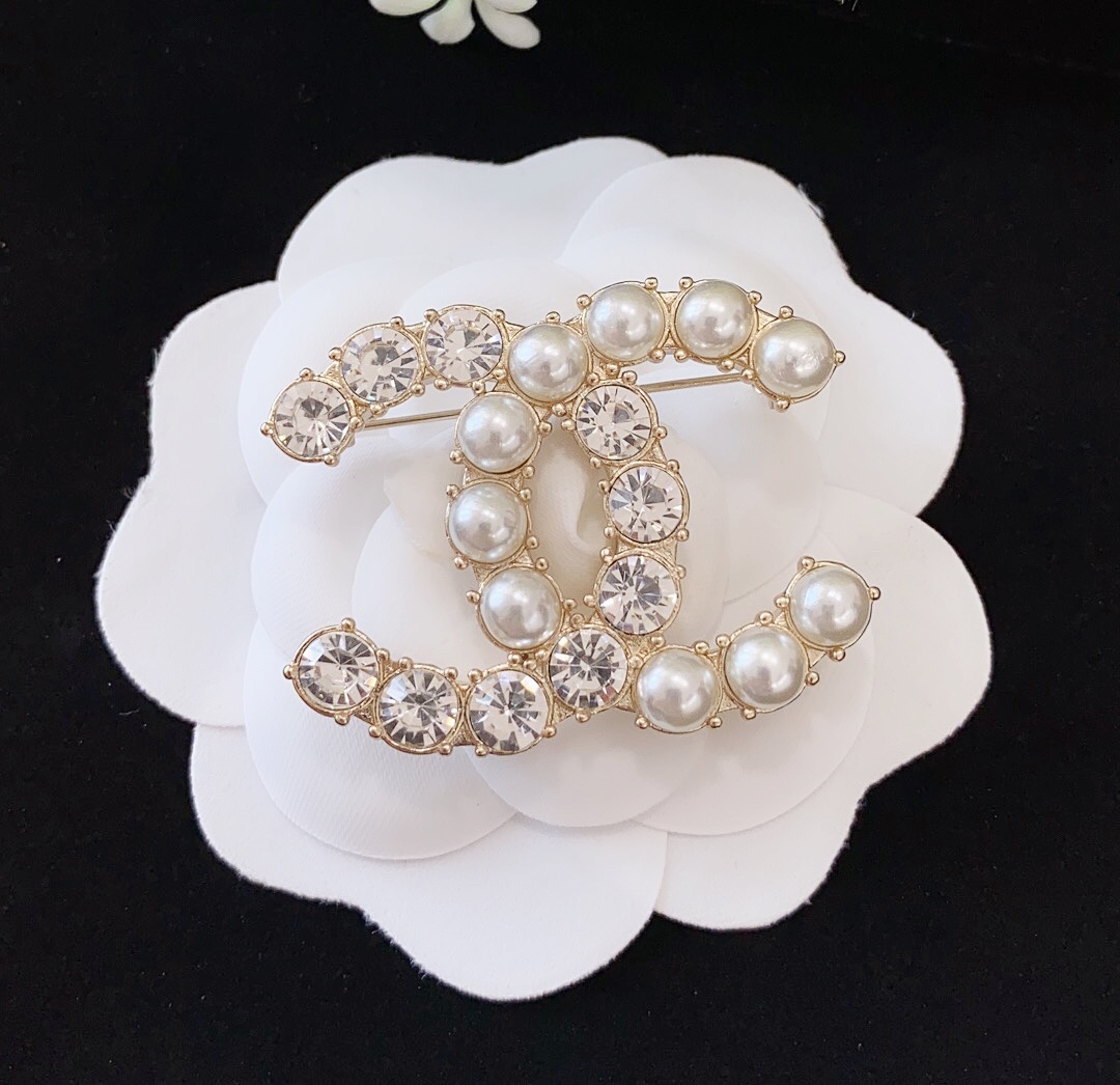 Chanel Round Diamond Pearl Brooch - Best Replica Jewelry™