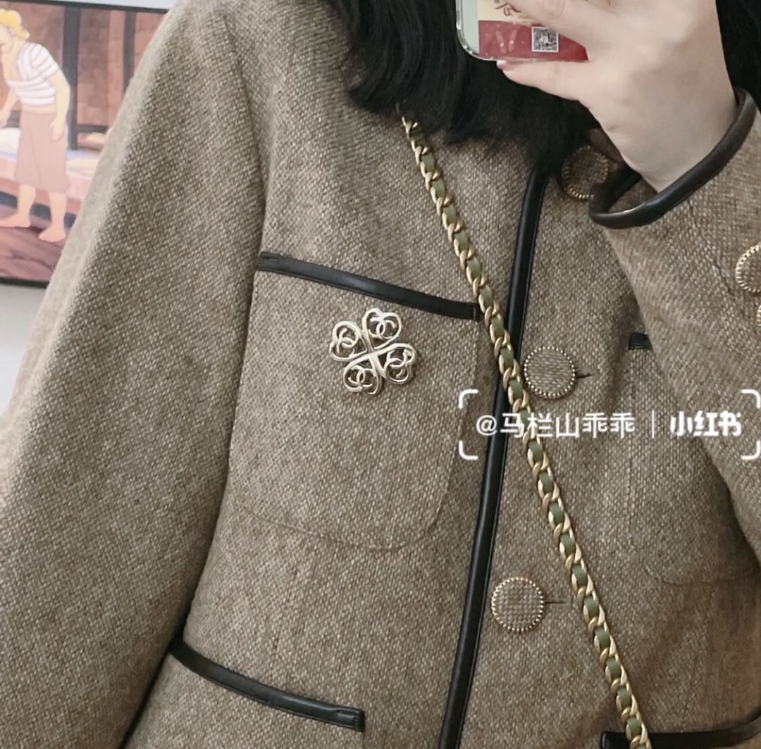 Chanel Light Gold Hollow Clover Brooch - Best Replica Jewelry™