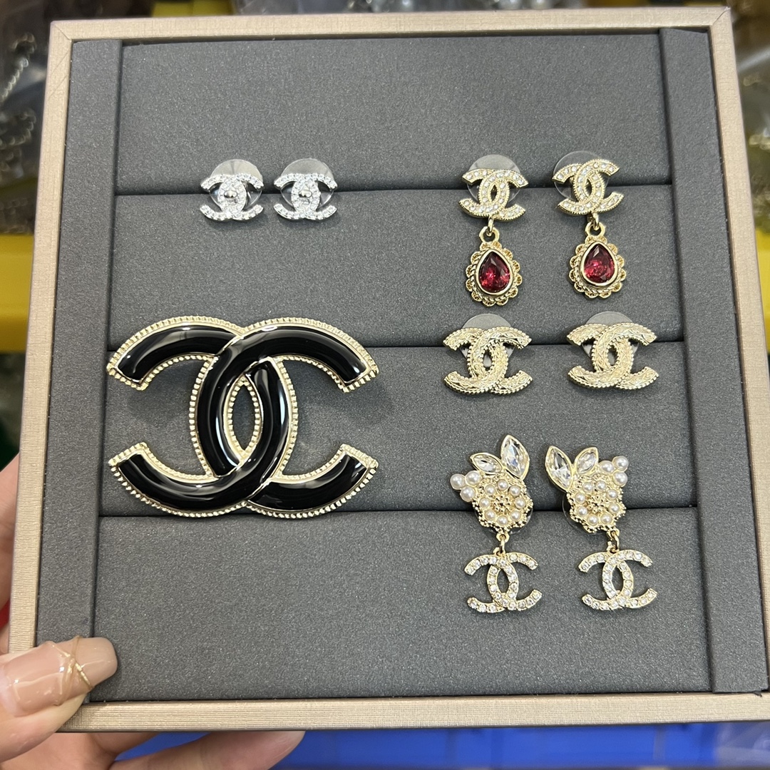 Chanel Black and White Enamel Gold Edge Brooch - Best Replica Jewelry™