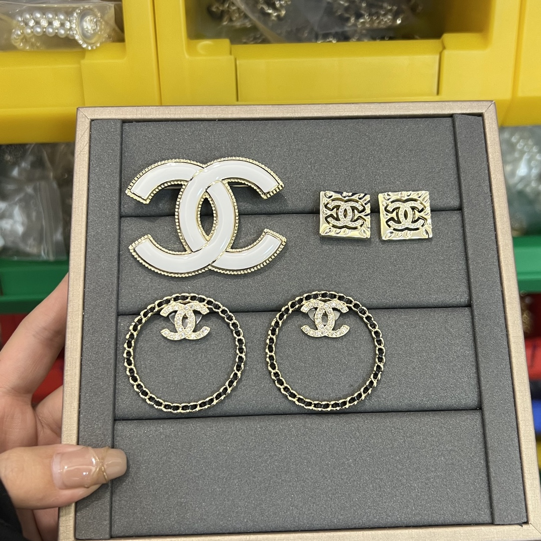 Chanel Black and White Enamel Gold Edge Brooch - Best Replica Jewelry™