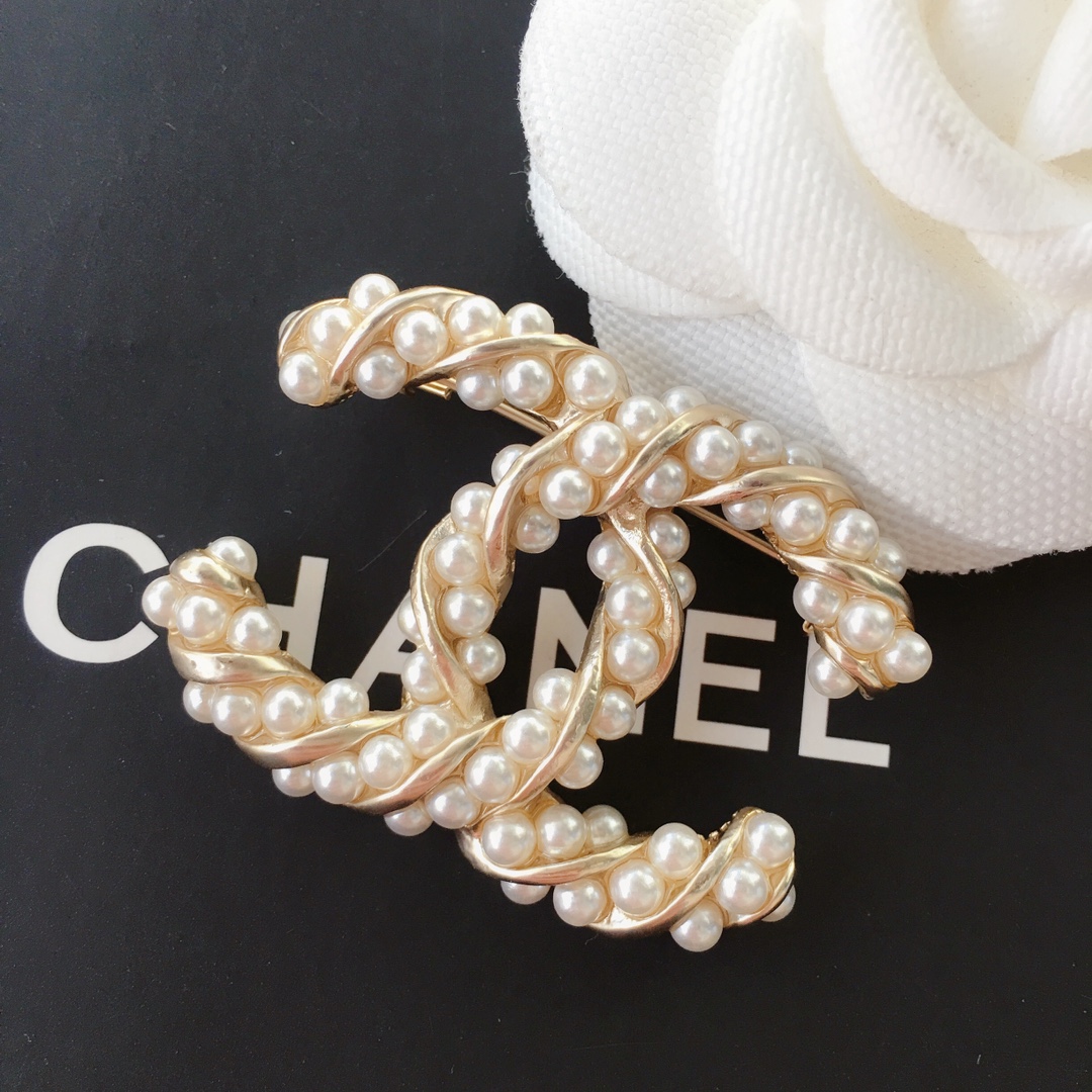 Chanel Pearl Wrap Gold Twist CC Brooch - Best Replica Jewelry™