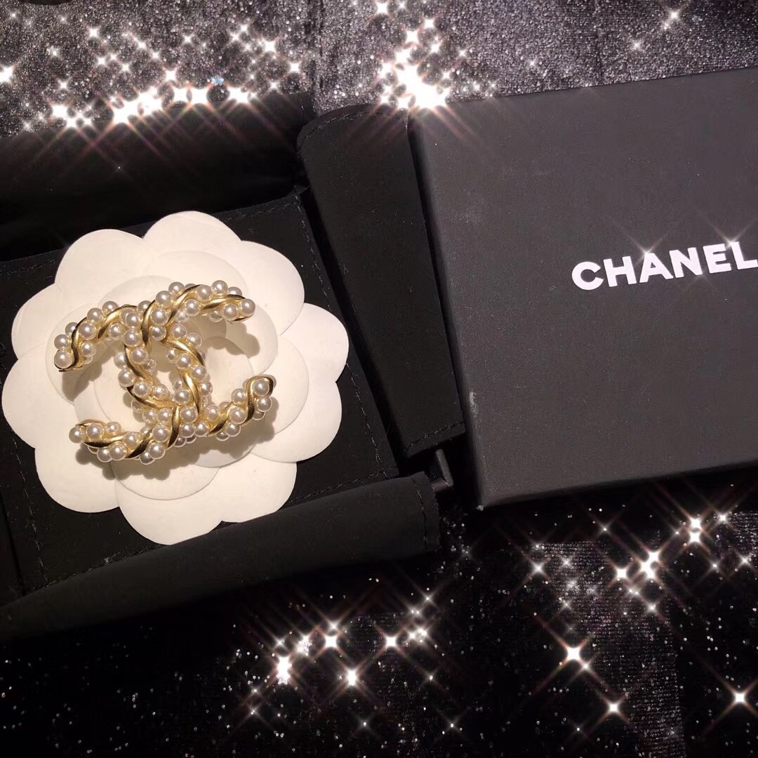 Chanel Pearl Wrap Gold Twist CC Brooch - Best Replica Jewelry™