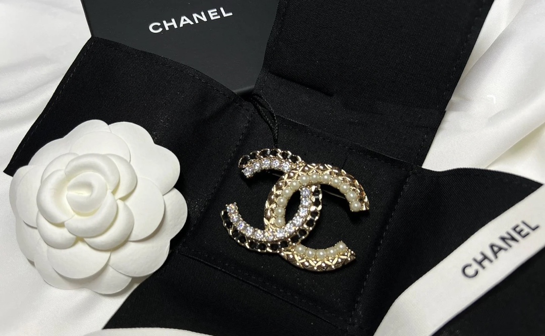 Chanel Leather Diamond Pearl CC Brooch - Best Replica Jewelry™