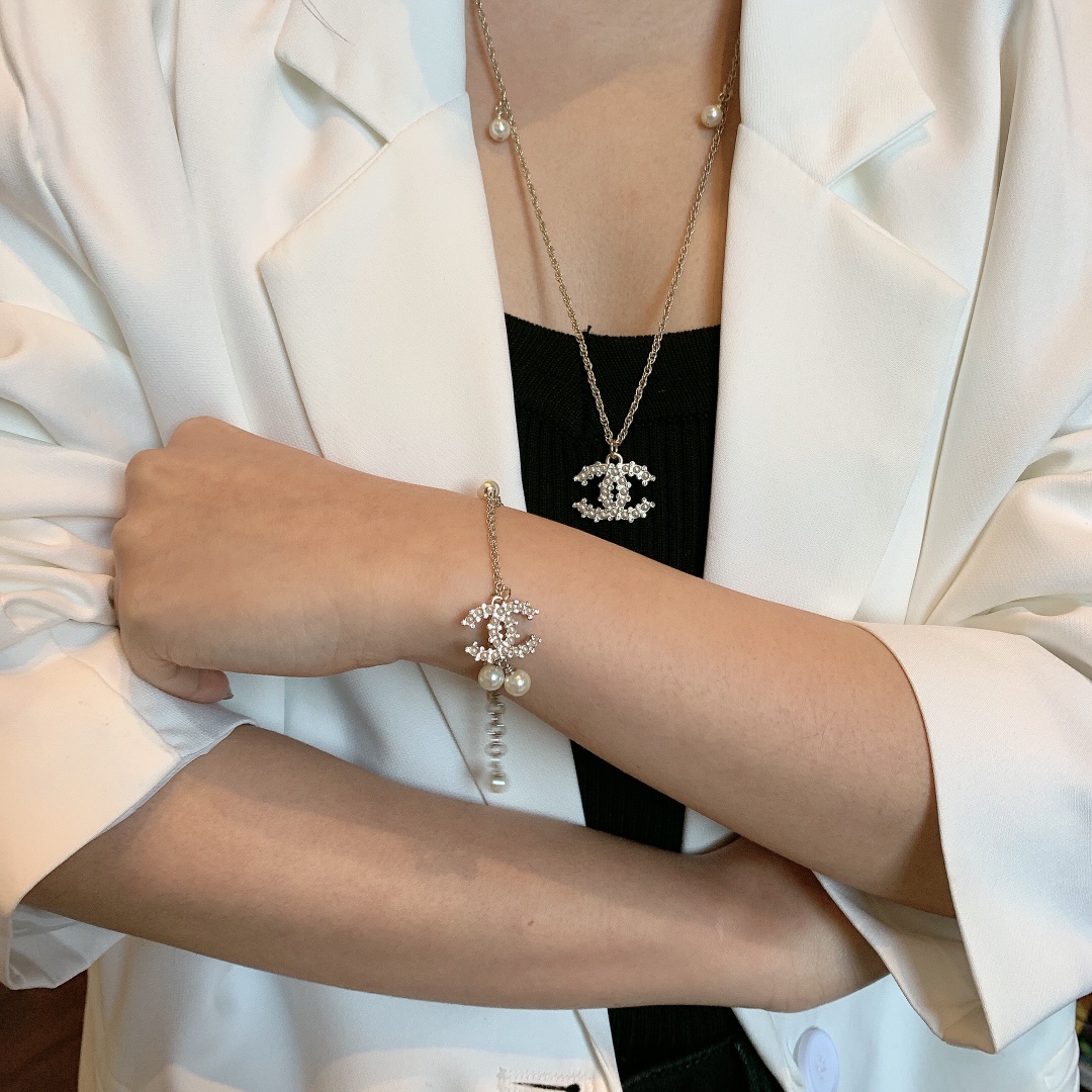 Chanel Pearls CC Charm Chain Bracelet - Best Replica Jewelry™