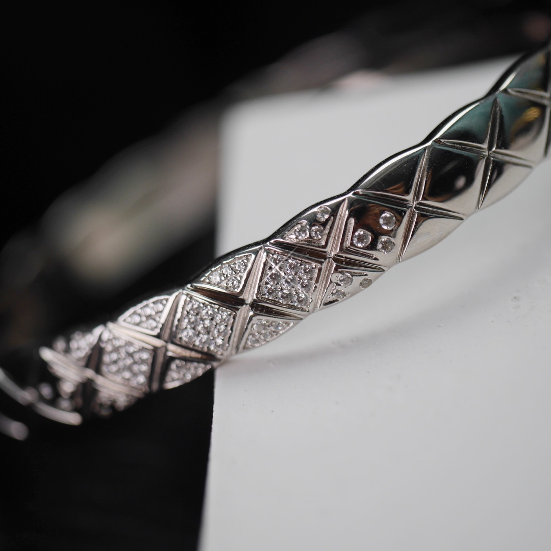 Chanel Diamond Coco Crush Bangle Bracelet - Wide Version - Best Replica Jewelry™