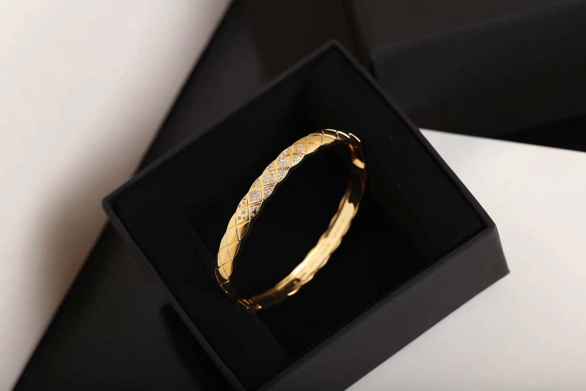 Chanel Diamond Coco Crush Bangle Bracelet - Wide Version - Best Replica Jewelry™