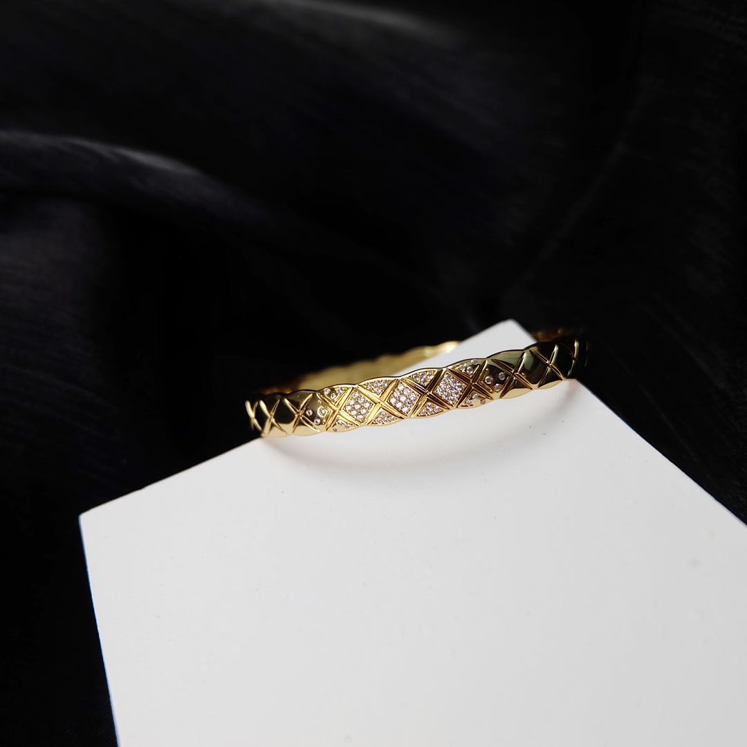 Chanel Diamond Coco Crush Bangle Bracelet - Wide Version - Best Replica Jewelry™