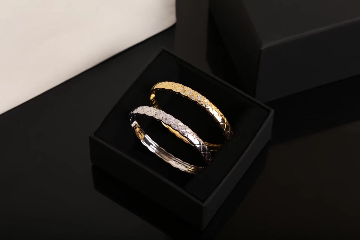 Chanel Diamond Coco Crush Bangle Bracelet - Wide Version - Best Replica Jewelry™