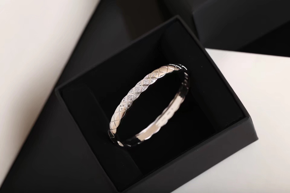 Chanel Diamond Coco Crush Bangle Bracelet - Wide Version - Best Replica Jewelry™
