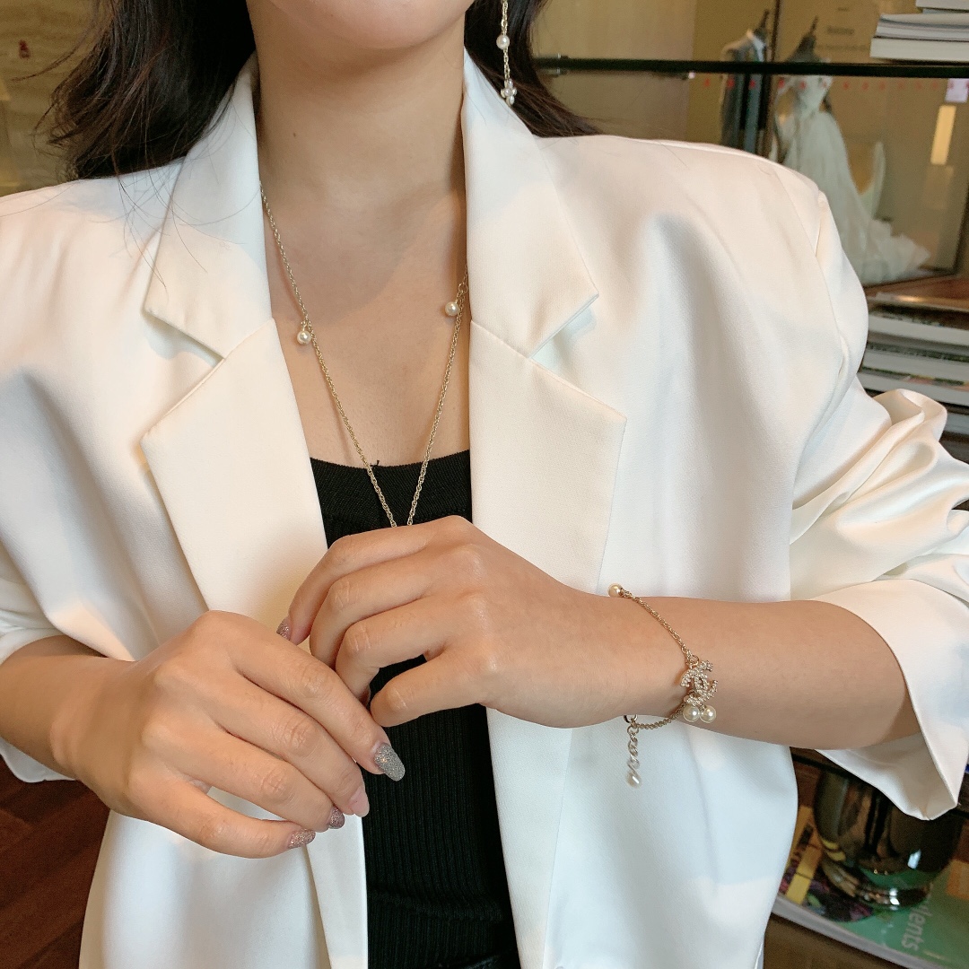 Chanel Pearls CC Charm Chain Bracelet - Best Replica Jewelry™