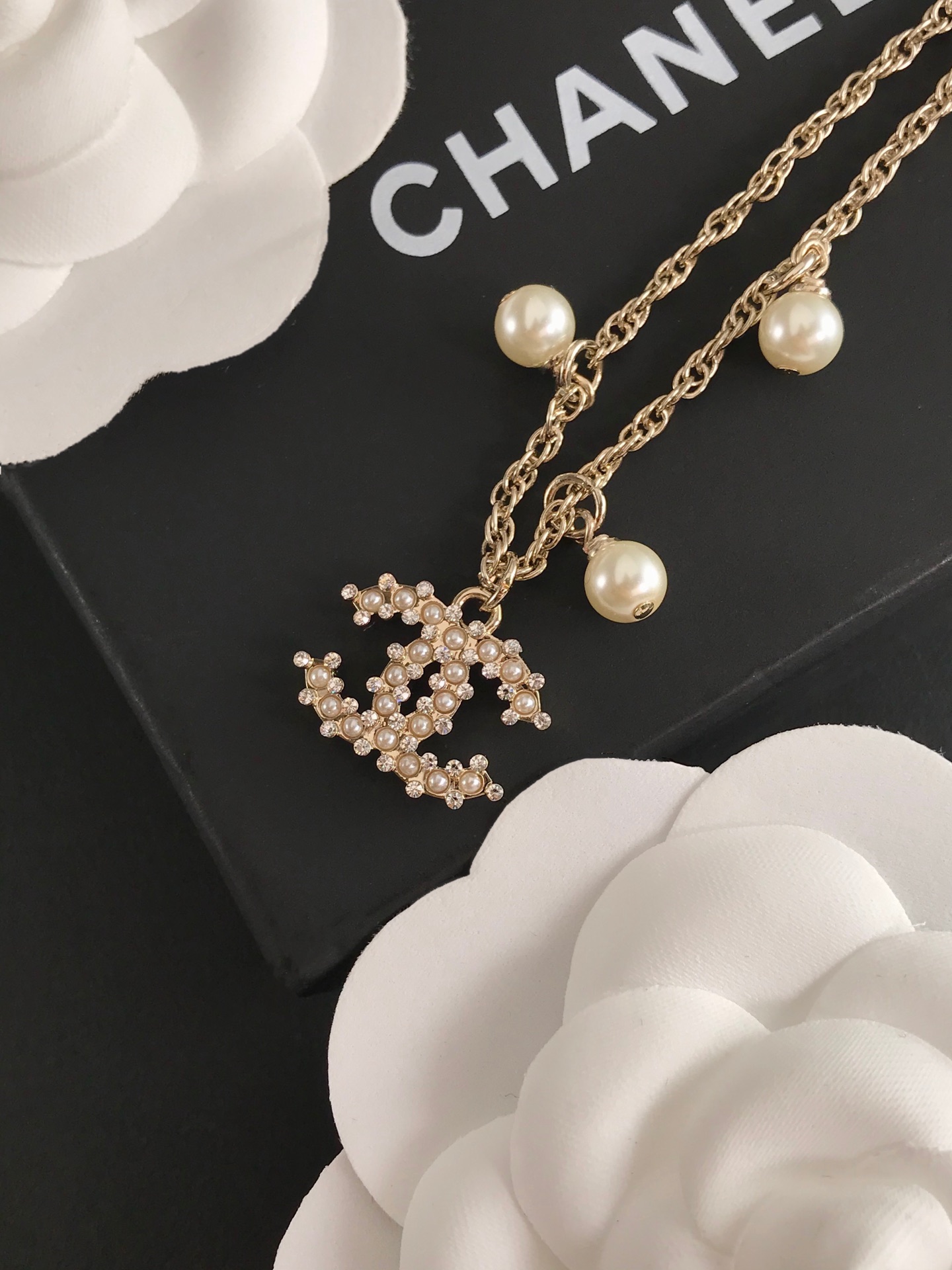Chanel Pearls CC Charm Chain Bracelet - Best Replica Jewelry™