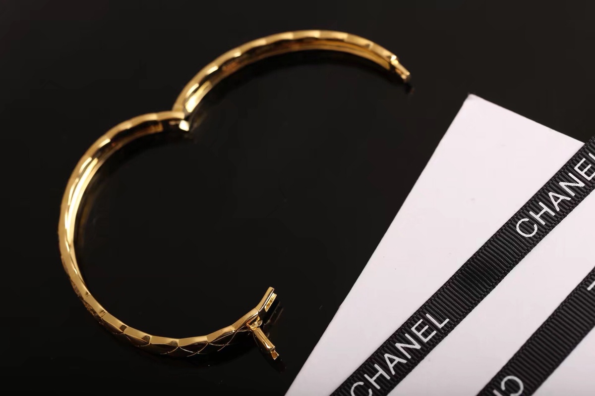 Chanel Diamond Coco Crush Bangle Bracelet - Wide Version - Best Replica Jewelry™
