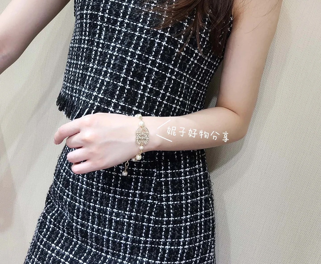 Chanel Hollow CC Diamond Paved Pearl Chain Bracelet - Best Replica Jewelry™