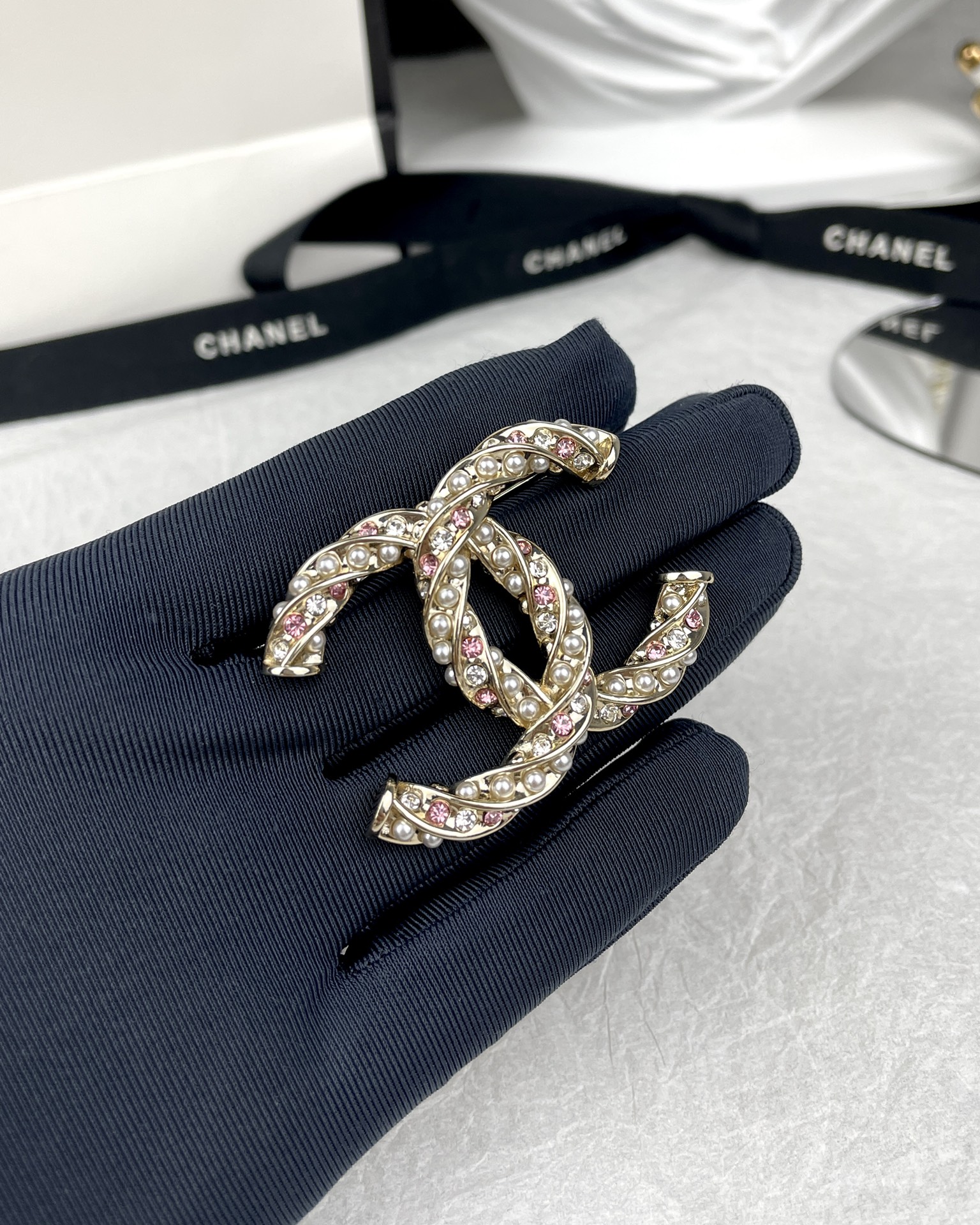 Chanel Light Gold Pink Diamond Pearl Twist CC Brooch - Best Replica Jewelry™