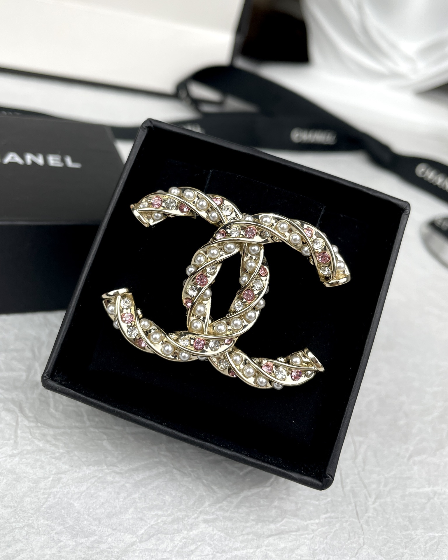 Chanel Light Gold Pink Diamond Pearl Twist CC Brooch - Best Replica Jewelry™