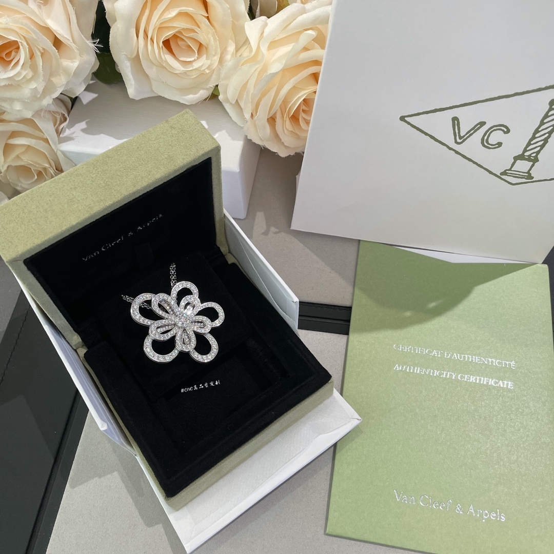 VCA Hollow Flower Detachable Pendant Necklace & Brooch 2-in-1 - Best Replica Jewelry™