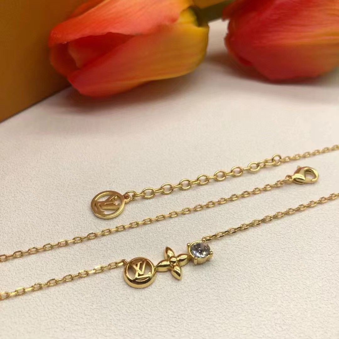 Louis Vuitton LV Clover Diamond Pendant Necklace - Best Replica Jewelry™