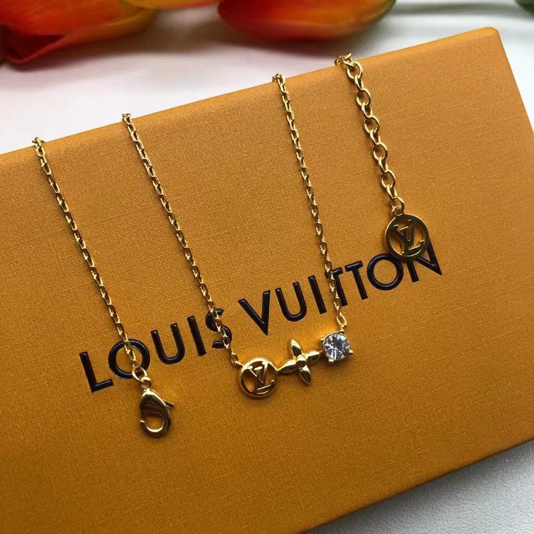 Louis Vuitton LV Clover Diamond Pendant Necklace - Best Replica Jewelry™