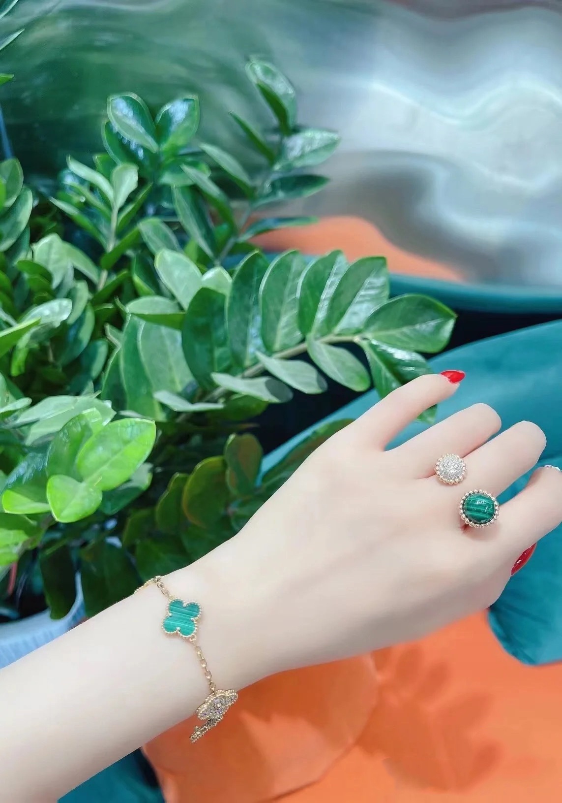 VCA Malachite Perlee Couleurs Between the Finger Ring - Best Replica Jewelry™