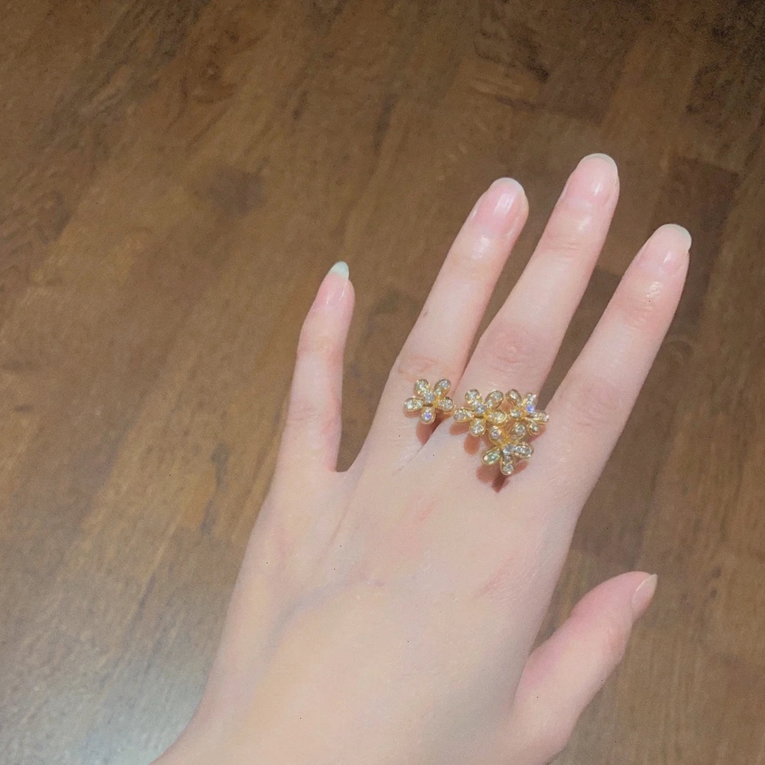 VCA Socrate Between the Finger Ring - Best Replica Jewelry™