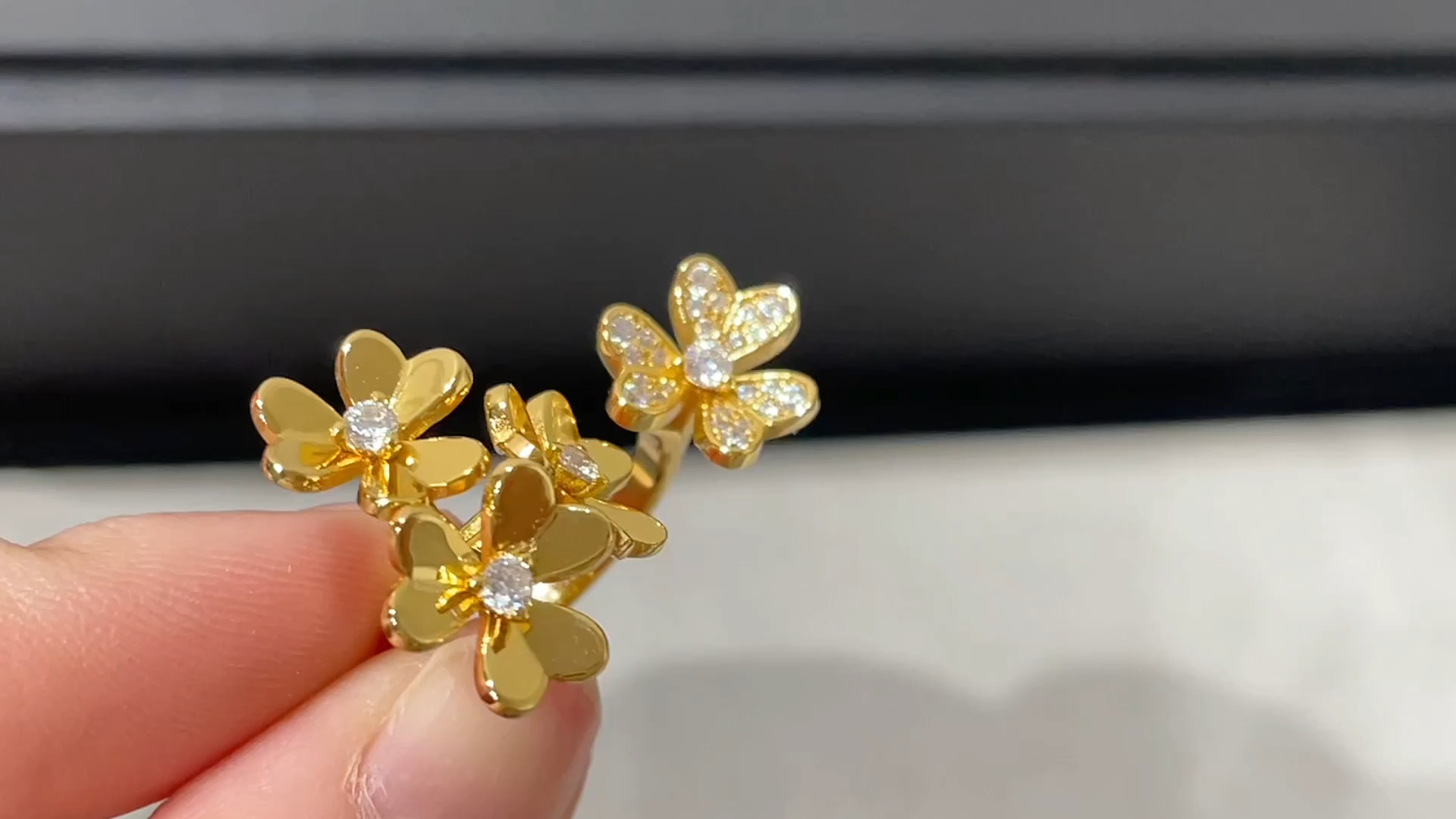 VCA Frivole Between the Finger Ring - Best Replica Jewelry™