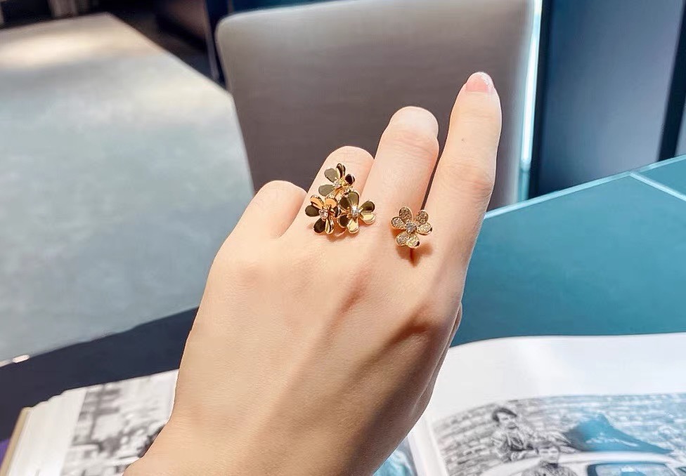 VCA Frivole Between the Finger Ring - Best Replica Jewelry™