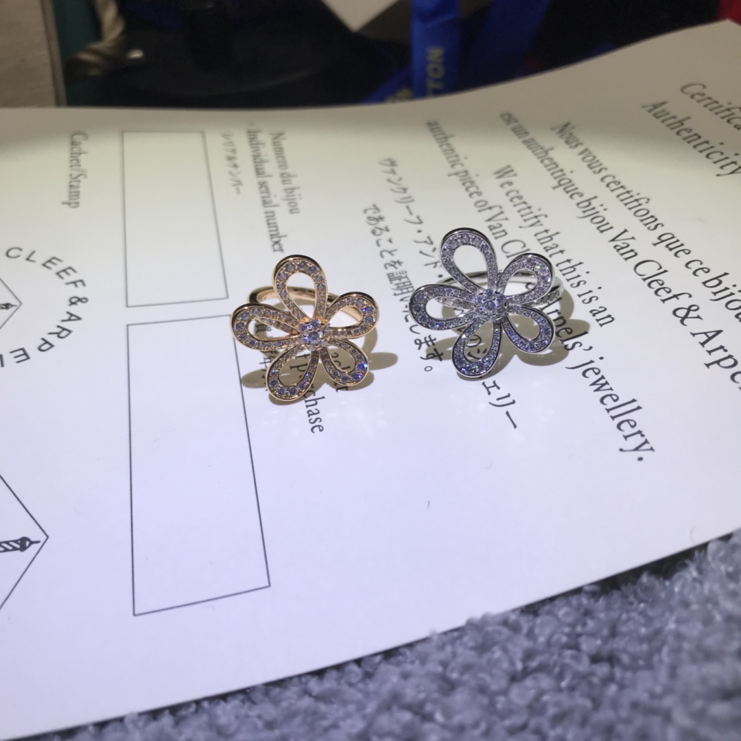 VCA Flowerlace Ring - Best Replica Jewelry™