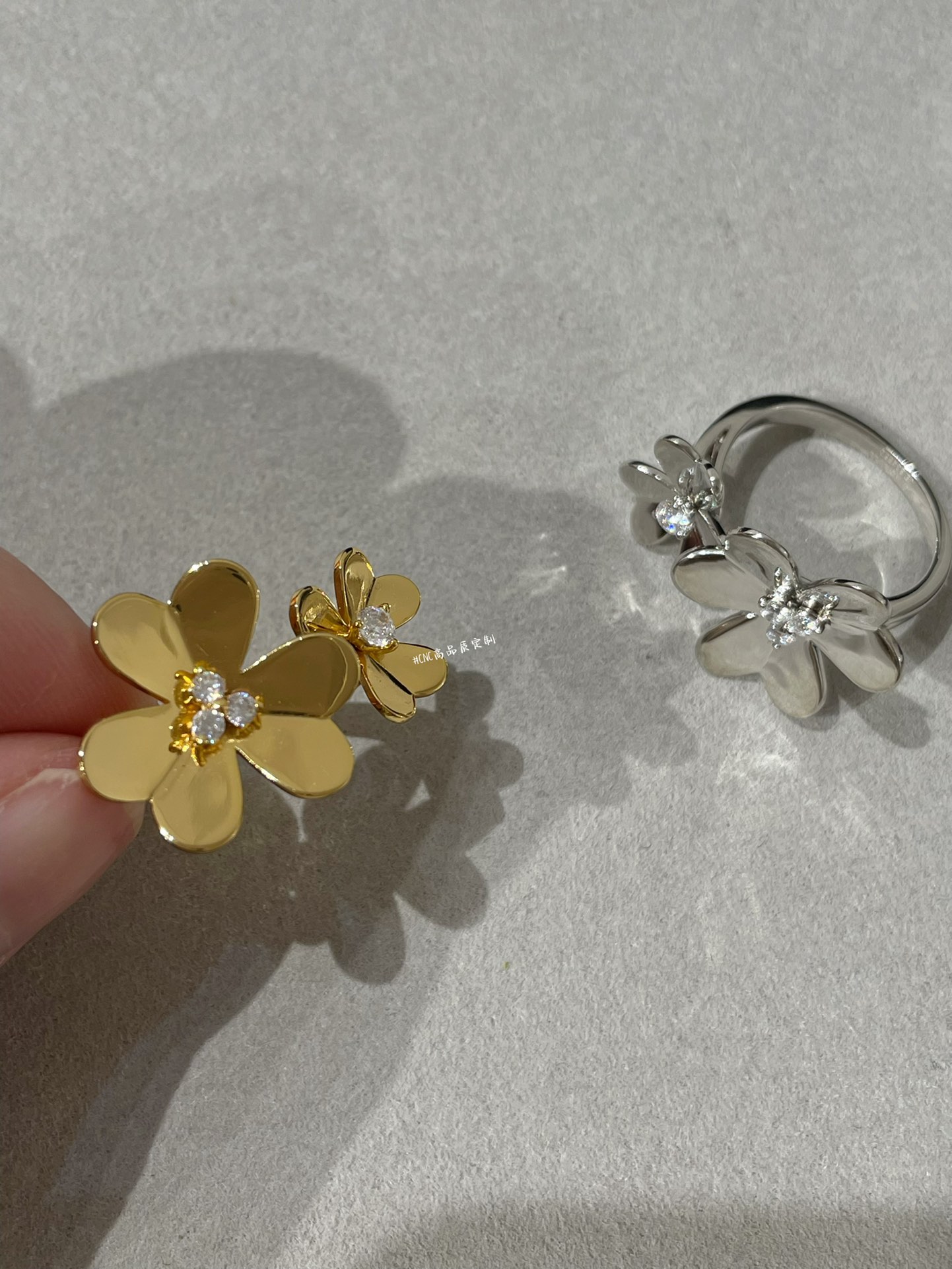 VCA 2 Flowers Frivole Between the Finger Ring - Best Replica Jewelry™