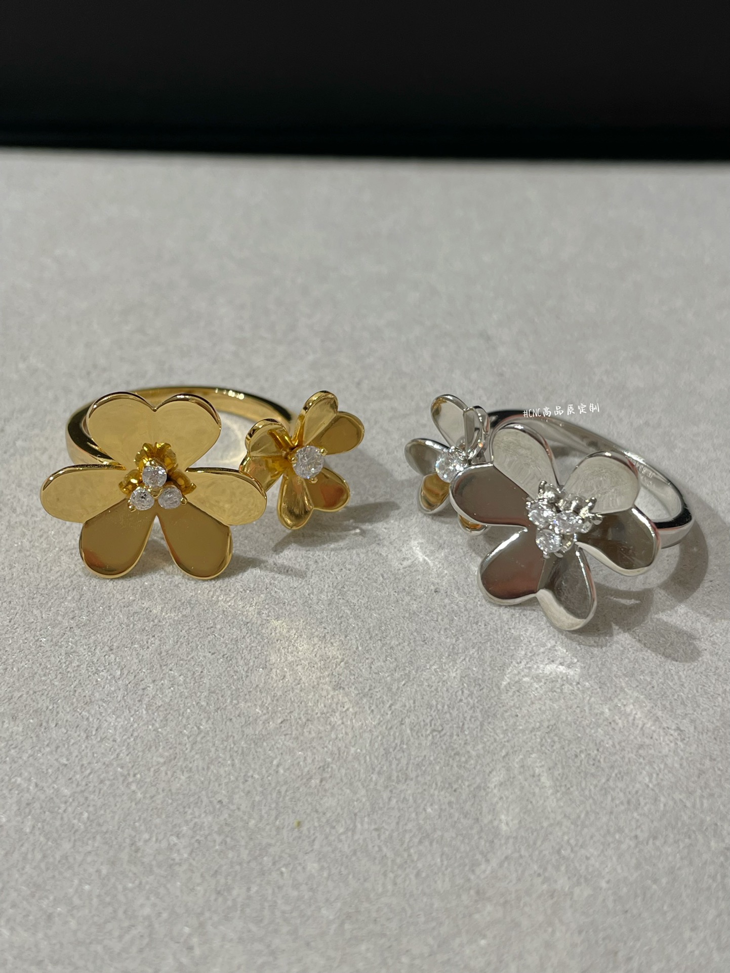 VCA 2 Flowers Frivole Between the Finger Ring - Best Replica Jewelry™