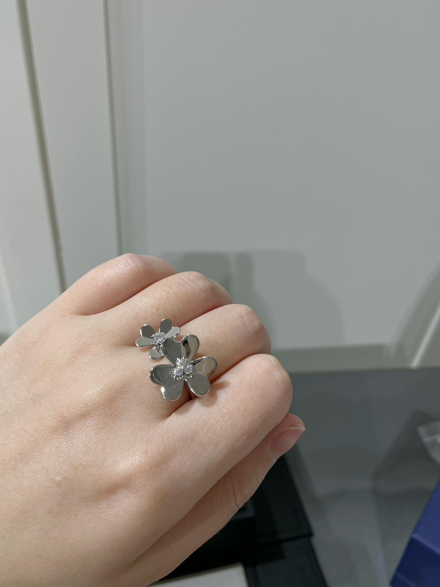 VCA 2 Flowers Frivole Between the Finger Ring - Best Replica Jewelry™