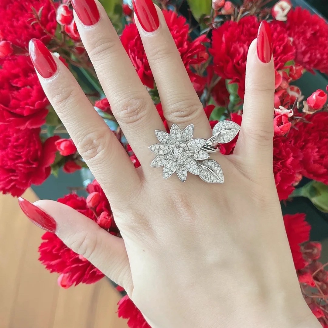 VCA Lotus Between the Finger Ring - Best Replica Jewelry™