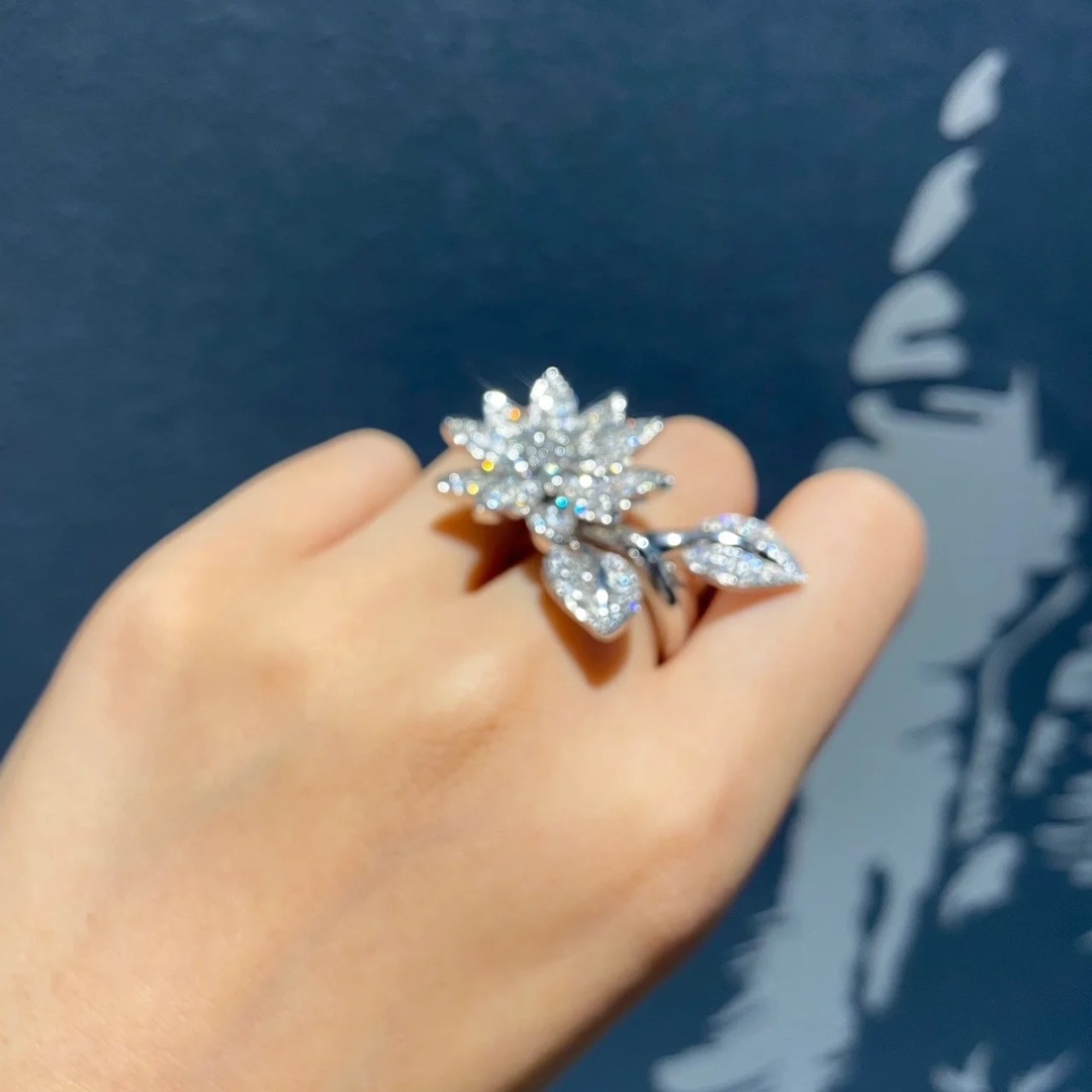 VCA Lotus Between the Finger Ring - Best Replica Jewelry™