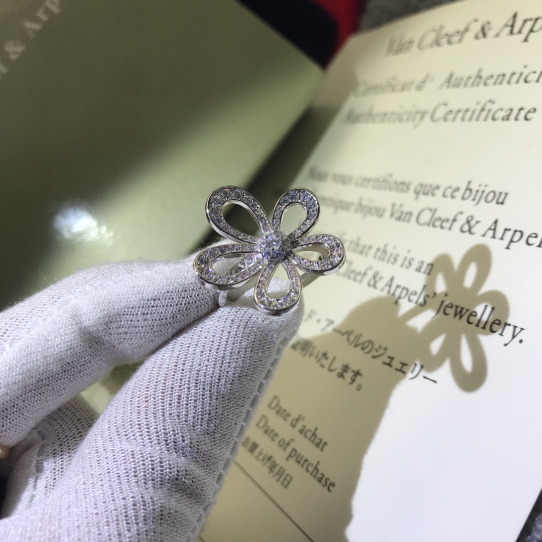 VCA Flowerlace Ring - Best Replica Jewelry™