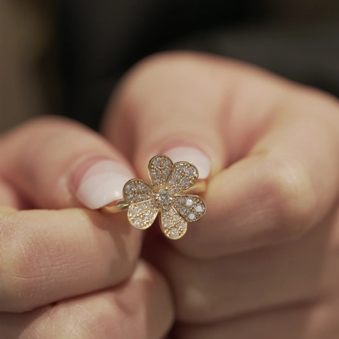 VCA 1 flower Frivole Ring - Best Replica Jewelry™