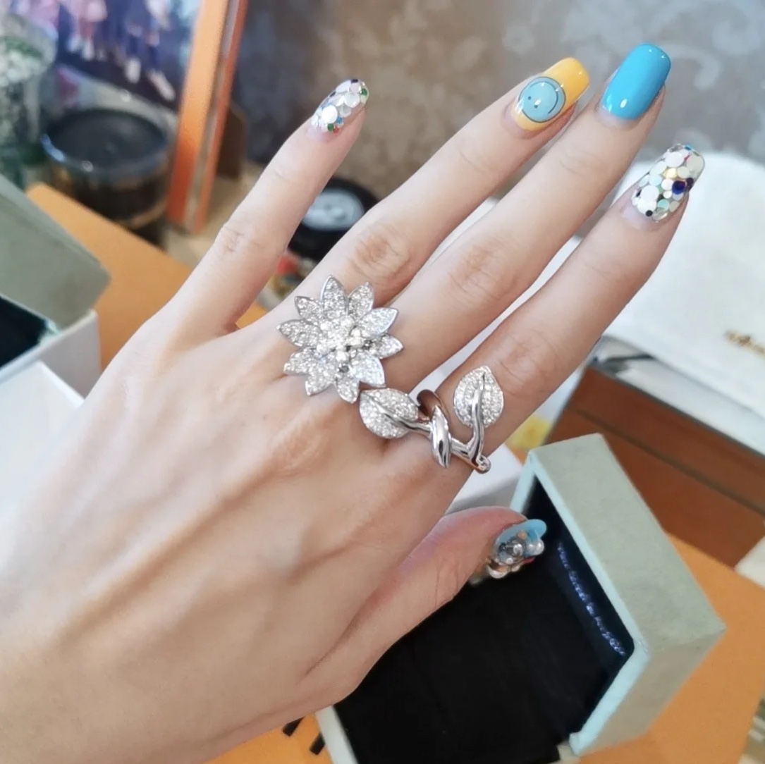 VCA Lotus Between the Finger Ring - Best Replica Jewelry™