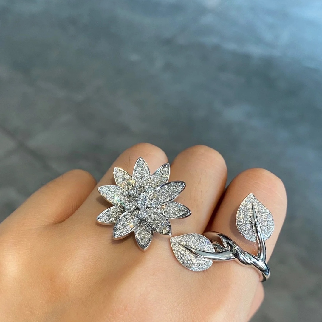 VCA Lotus Between the Finger Ring - Best Replica Jewelry™