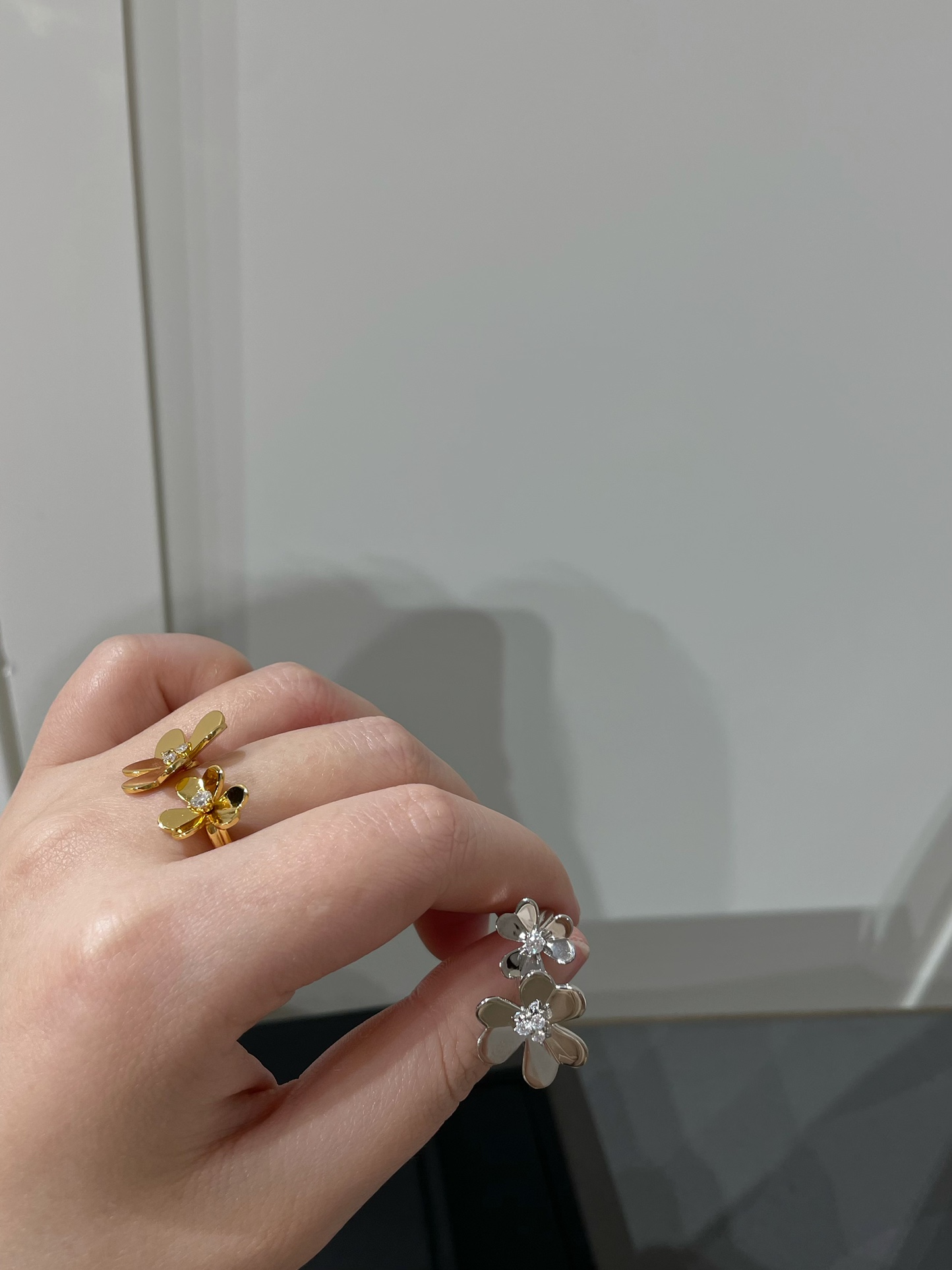 VCA 2 Flowers Frivole Between the Finger Ring - Best Replica Jewelry™