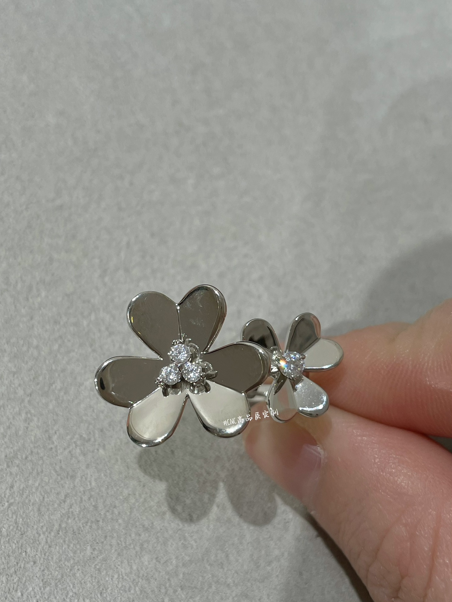 VCA 2 Flowers Frivole Between the Finger Ring - Best Replica Jewelry™