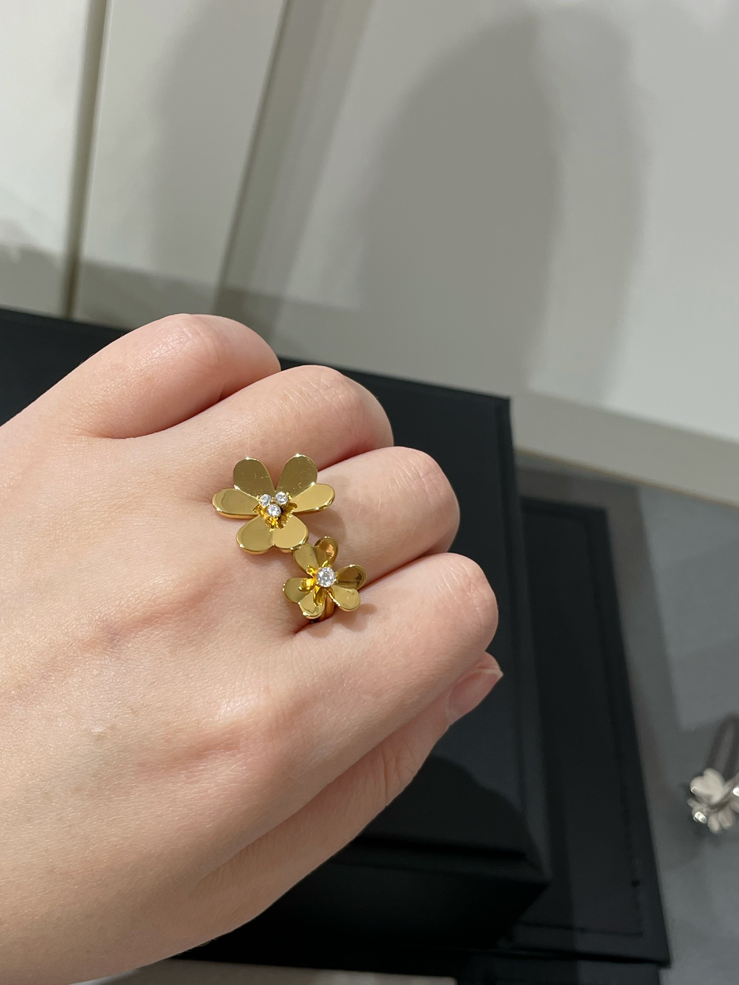 VCA 2 Flowers Frivole Between the Finger Ring - Best Replica Jewelry™