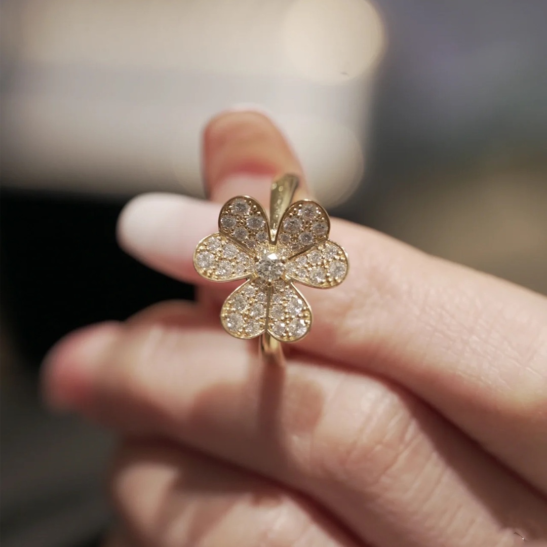 VCA 1 flower Frivole Ring - Best Replica Jewelry™