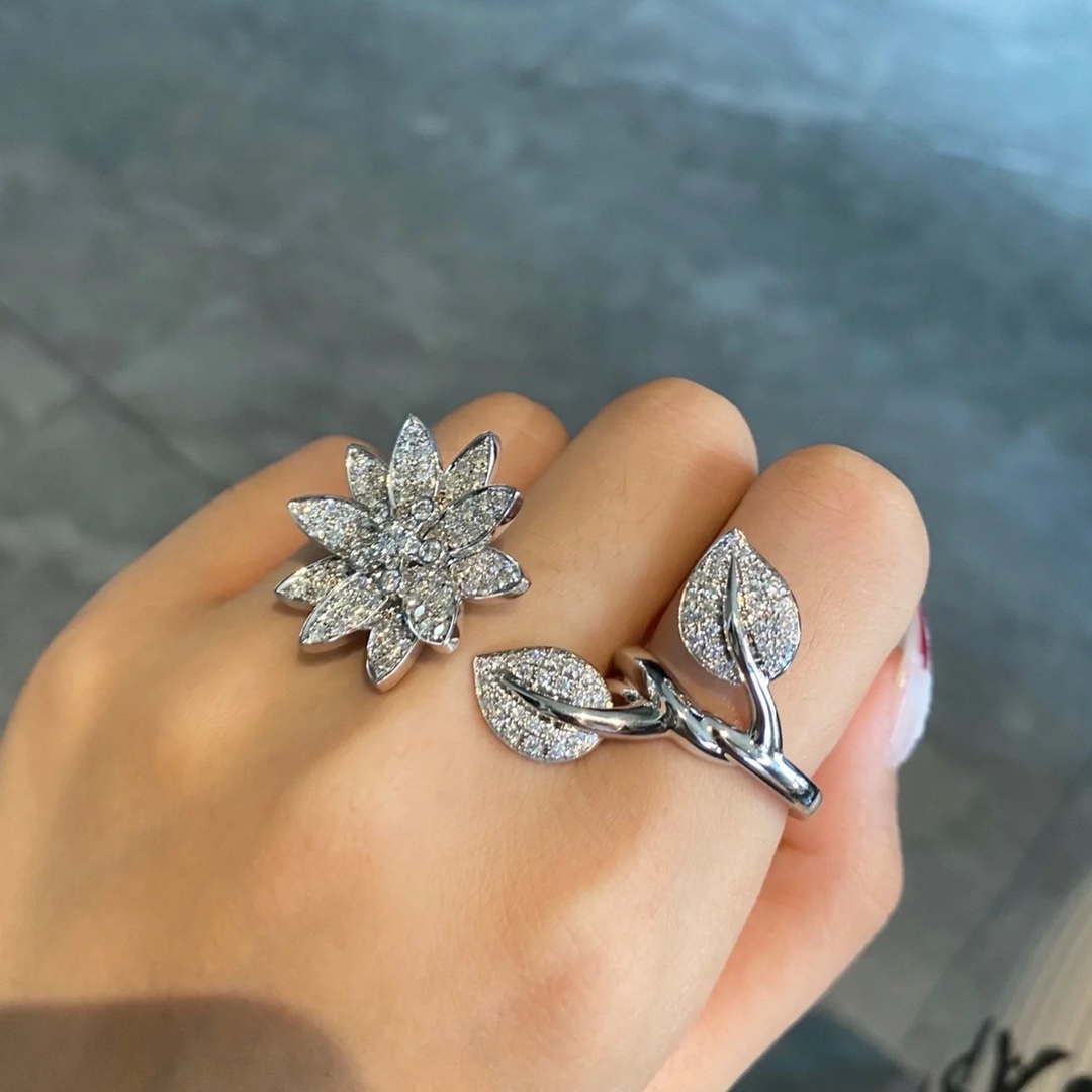 VCA Lotus Between the Finger Ring - Best Replica Jewelry™